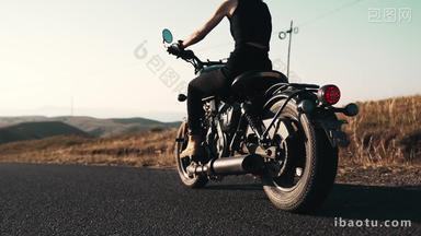 郊外骑摩托车的年轻女人背影